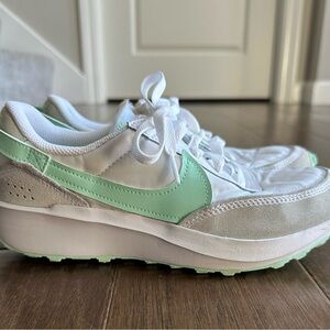 Nike Women's Waffles Debut Size 7.5 White/Mint